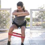 रेजिस्टेंस बैंड स्क्वाट्स के जरिए बढ़ सकती है पैरों की ताकत, जानिए इससे जुड़ी अहम बातें