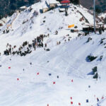 क्रिसमस मनाने औली पहुंचे पर्यटक बर्फ में खूब अटखेलियां करते आए नजर, होटलों की बुकिंग में भी आया उछाल 