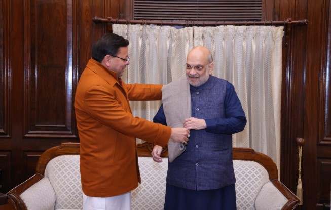 सीएम धामी ने गृह मंत्री को भेंट की मुनस्यारी शॉल 