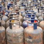 लोगों को लगी महंगाई की मार, गैस सिलेंडर की कीमत में हुई 16.50 रुपये की बढ़ोतरी