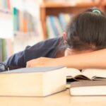 क्यों आती है पढ़ाई करते समय नींद ? आलस नहीं झपकी लगने के हैं और भी कारण
