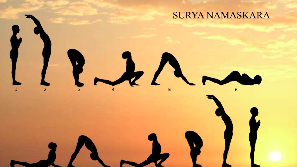 सुबह-सुबह सूर्य नमस्कार करना सेहत के लिए होता है फायदेमंद, ऐसे डालें इसकी आदत