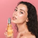 क्या आप भी चेहरे की नमी दूर करने के लिए लगाते हैं तेल, तो जान लीजिए इसके नुकसान