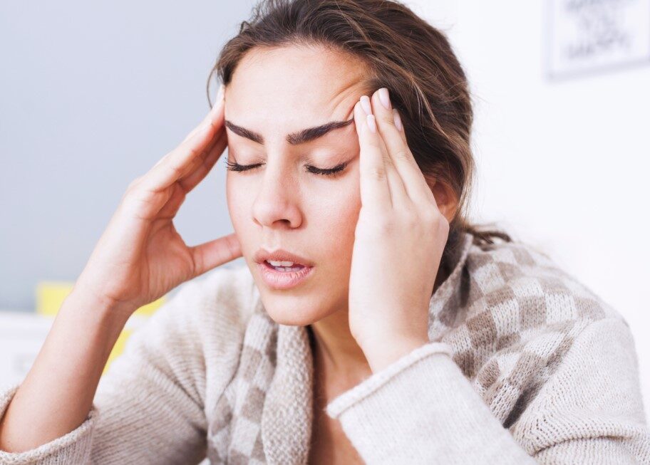 क्या आपको भी अक्सर रहता है सिर में दर्द, अगर हां, तो हो जाइए सावधान, इस बीमारी का हो सकता है लक्षण