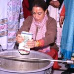 मंत्री रेखा आर्या ने अपने हाथों से बनाकर बच्चों को खिलाई खिचड़ी