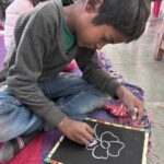 डीएम का निर्णय बदलने लगा बच्चों की तकदीर , भिक्षावृत्ति छोड़ कलम पकड़ने को आतुर बच्चे