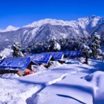 मिनी स्विटजरलैंड चोपता पहुंच रहे पर्यटक, ले रहे बर्फबारी का आनंद