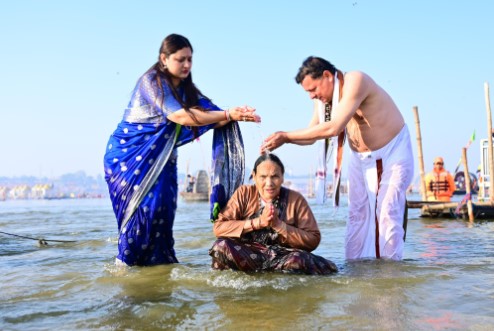 सीएम धामी ने पत्नी व माता के साथ महाकुंभ की त्रिवेणी में लगाई डुबकी