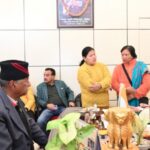 कैबिनेट मंत्री गणेश जोशी ने दूर दराज से पहुंचे फरियादियों की समस्याएं सुनी