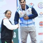 वेटलिफ्टिंग के विजेताओं को खेल मंत्री रेखा आर्या ने प्रदान किए मेडल