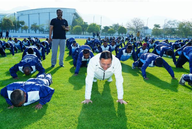 युवाओं के बीच पहुंच मुख्यमंत्री ने लगाए पुश- अप्स