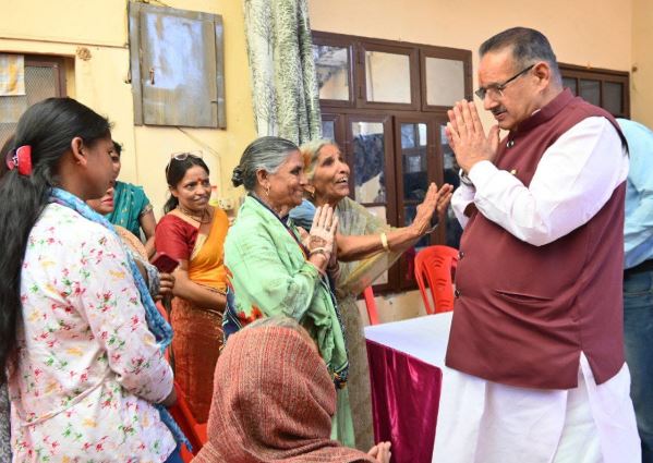 स्थानीय लोगों के साथ कैबिनेट मंत्री गणेश जोशी ने सुना प्रधानमंत्री के ‘मन की बात’ का 120वां संस्करण