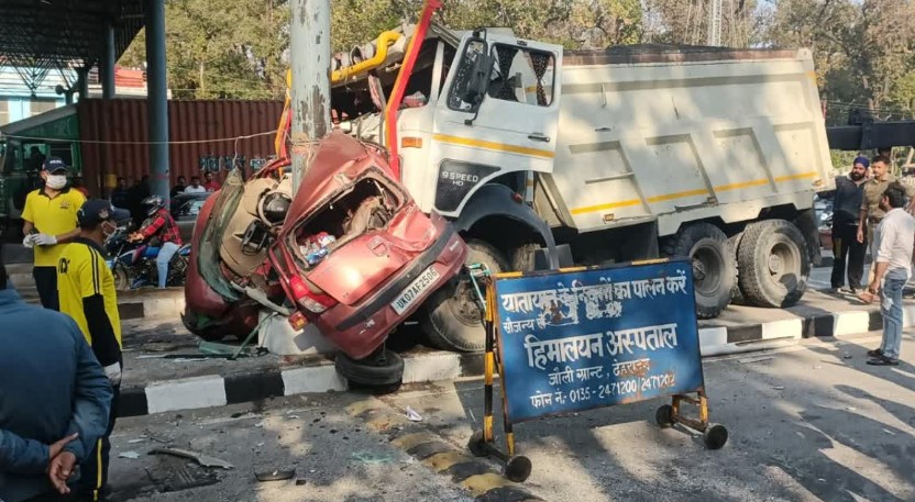 लच्छीवाला टोल प्लाजा पर डंपर ने कारों को मारी टक्कर, दो लोगों की मौत 