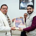 सीएम धामी ने श्रीहरि कथा के पोस्टर का किया विमोचन