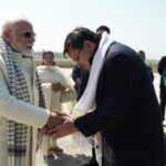 हाथ मिलाकर, पीठ थपथपाकर सीएम को शाबाशी