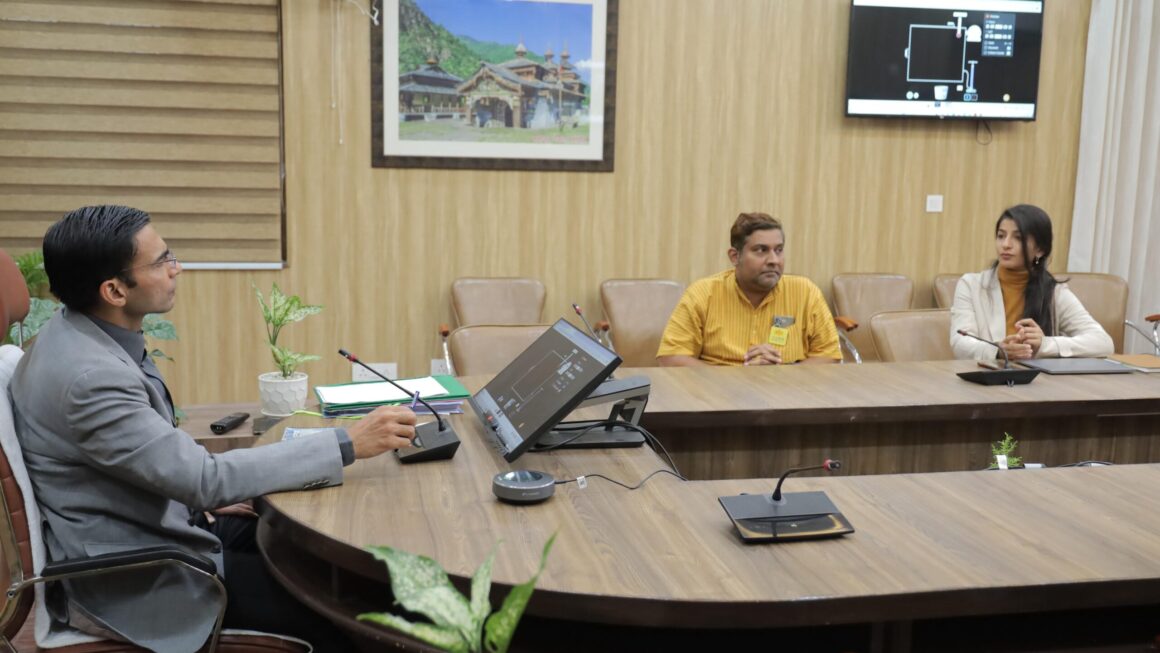 बच्चे ही समाज का सूत, प्रत्येक कक्षा कक्ष में टीवी, wi-fi ही नहीं बल्कि डिजिटल Content देना भी है हमारे प्रोजेक्ट उत्कर्ष का लक्ष्य- डीएम