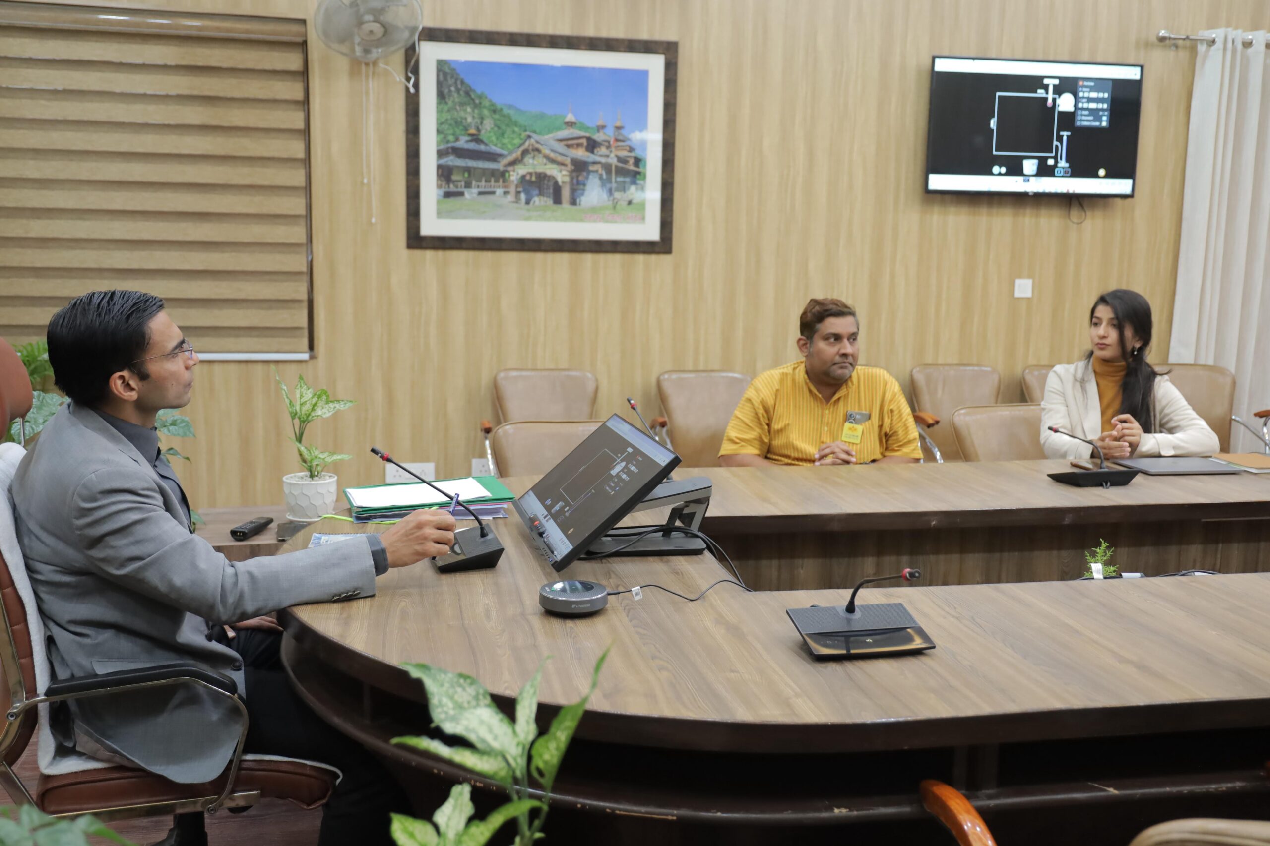 बच्चे ही समाज का सूत, प्रत्येक कक्षा कक्ष में टीवी, wi-fi ही नहीं बल्कि डिजिटल Content देना भी है हमारे प्रोजेक्ट उत्कर्ष का लक्ष्य- डीएम