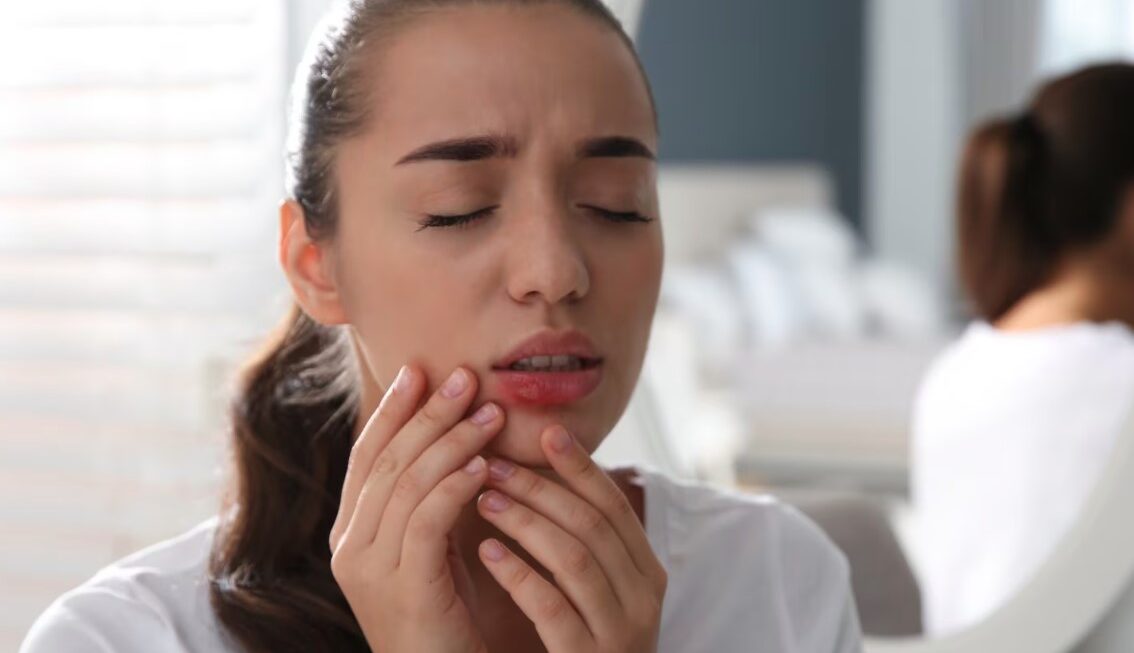 क्या आप भी रहते हैं मुंह के छालों से परेशान, तो इन घरेलू नुस्खों की मदद से पा सकते हैं आराम 