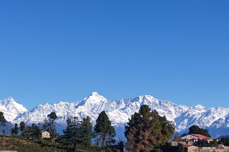 गुनगुनी धूप के साथ पर्यटन स्थलों से हिमालय का दीदार कर रहे पर्यटक