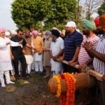 नब्बे फीट ऊंचे ध्वजदण्ड को कंधों पर उठाकर श्री दरबार साहिब पहुंची संगतें