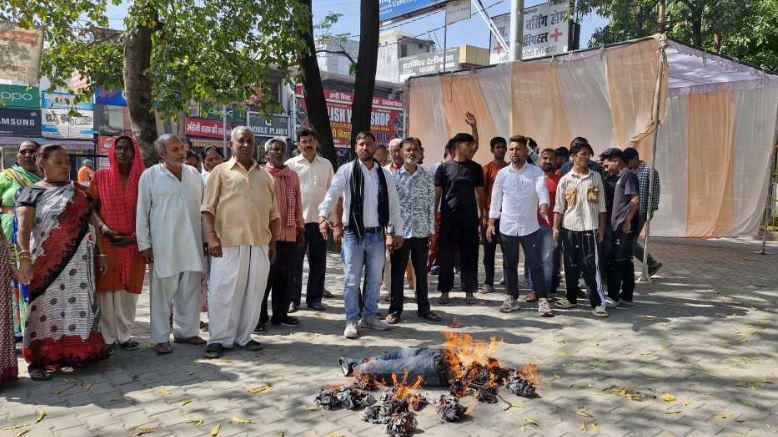 हल्द्वानी में पूर्व मुख्यमंत्री त्रिवेंद्र सिंह रावत के खिलाफ जोरदार प्रदर्शन, दलित समाज पर टिप्पणी को लेकर आक्रोश