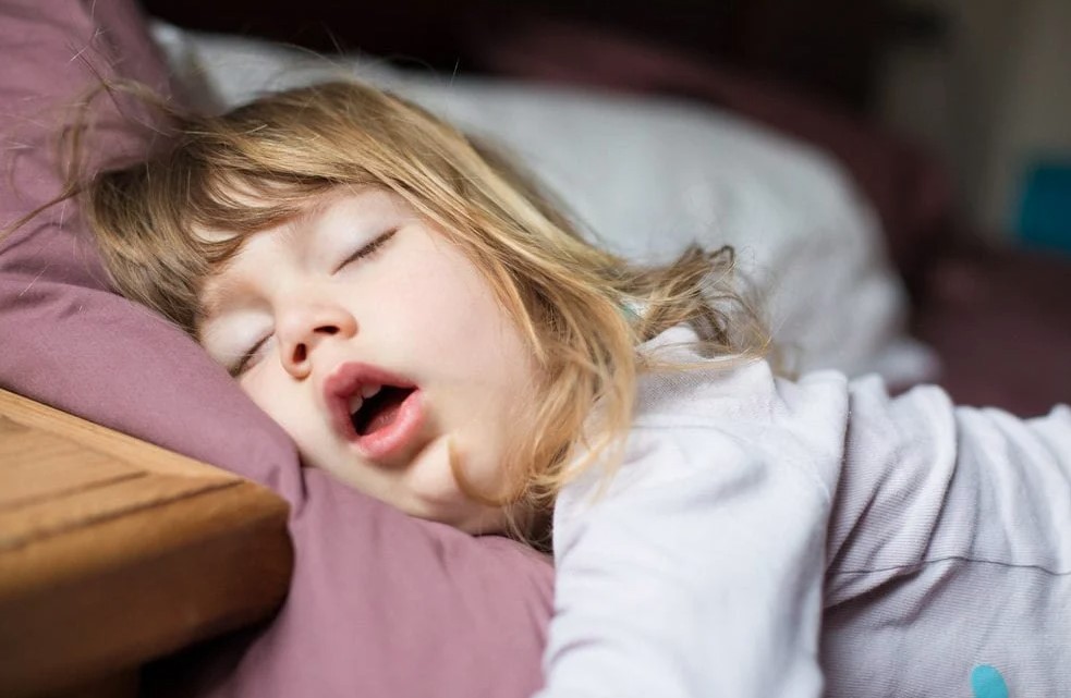 क्या आपका बच्चा भी लेता है रात में खर्राटे, तो कहीं ये किसी बीमारी का संकेत तो नहीं, आइए जानते हैं इसके कारण