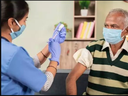 क्या आपकी उम्र भी है 50 से ज्यादा, तो इन टीकों को जरुर लगवाएं, बीमारियों का खतरा होगा कम 