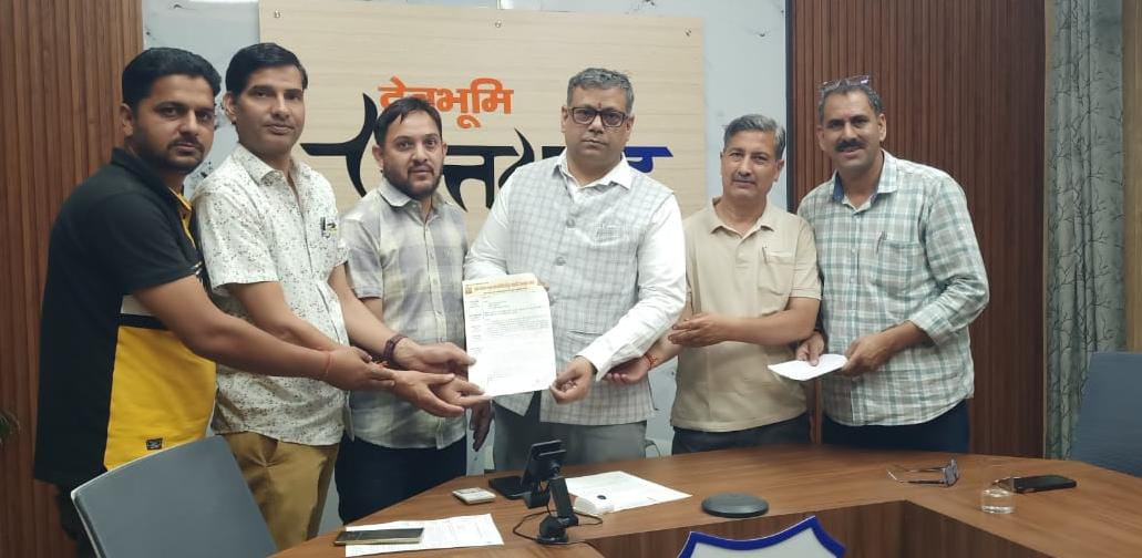 हरिपुर यमुना घाट निर्माण की धीमी गति से नाराज़ लोक पंचायत ने दिया ज्ञापन