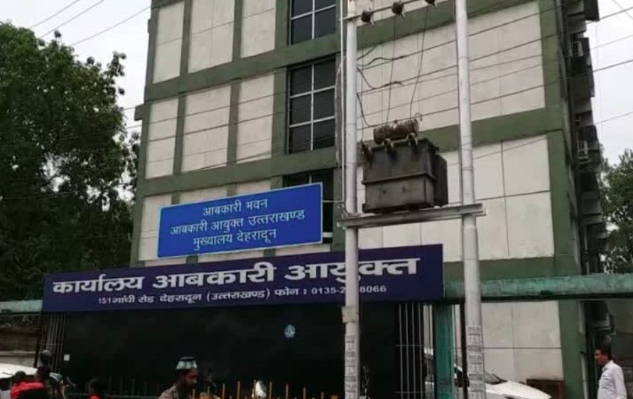 चमोली जिला आबकारी अधिकारी के खिलाफ कार्रवाई पर कर्मचारियों में आक्रोश, न्याय की मांग को लेकर आंदोलन की तैयारी