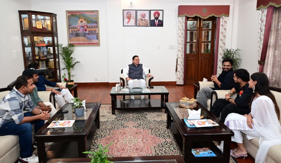 फिल्म शूटिंग के लिए उत्तराखंड आए प्रसिद्ध यूट्यूबरों ने मुख्यमंत्री से की भेंट