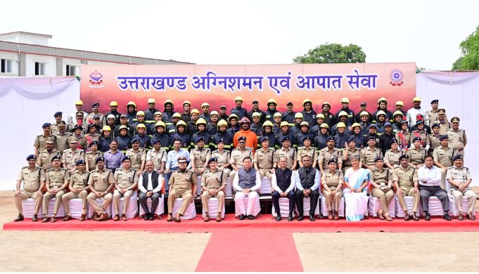 मुख्यमंत्री धामी ने डीजीएफएस डिस्क मेडल विजेता दो अग्निशमन कर्मियों को किया सम्मानित