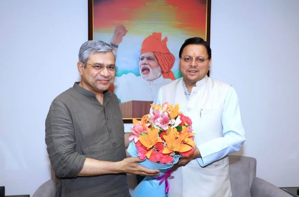 मुख्यमंत्री धामी ने केंद्रीय रेल मंत्री अश्विनी वैष्णव से की भेंट