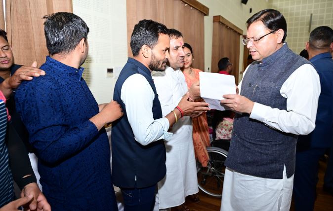 मुख्यमंत्री धामी ने लोगों की सुनी समस्याएं, अधिकारियों को दिए समाधान के निर्देश