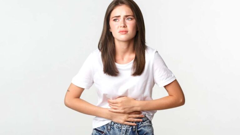 क्या खाना खाने के बाद आपका भी फूल जाता है पेट? अगर हां, तो आइए जानते हैं इसके पीछे के कारण