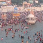 हरिद्वार में उमड़ी श्रद्धालुओं की भीड़, गंगा घाटों पर लगाई आस्था की डुबकी