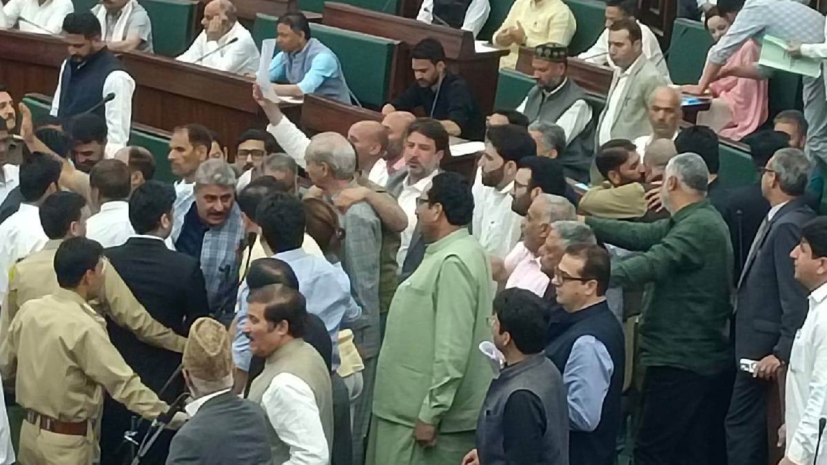वक्फ कानून पर जम्मू-कश्मीर सदन में हंगामा, सत्तापक्ष व भाजपा विधायकों में धक्का-मुक्की