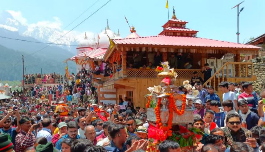 मुखबा गांव से मां गंगा की डोली गंगोत्री धाम के लिए रवाना, भव्य विदाई समारोह में गूंजे जयकारे