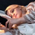 क्या आप भी सोने से पहले चलाते हैं स्मार्टफोन, तो हो जाएं सावधान, नहीं तो सेहत को हो सकता है नुकसान