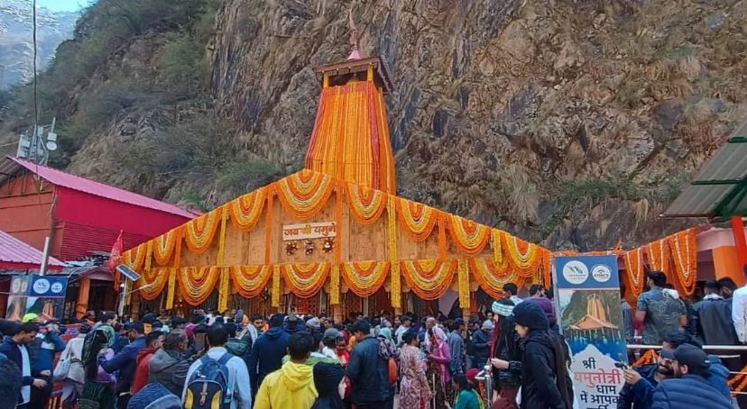 अक्षय तृतीया पर विधि-विधान के साथ खुले यमुनोत्री धाम के कपाट, श्रद्धालुओं की उमड़ी भीड़