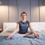 सुबह उठते ही करें ये आसान योगासन, बिना बिस्तर छोड़े पाएँ जबरदस्त फायदे