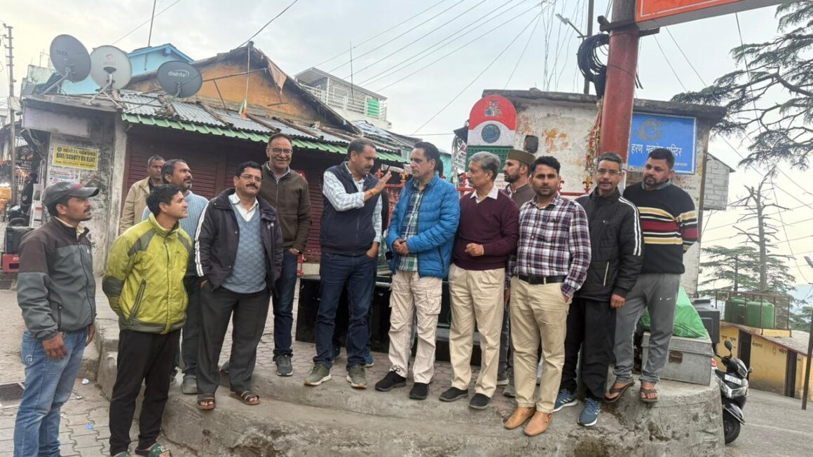 जौनसारी महिलाओं पर अश्लील टिप्पणी करने पर चकराता में किया विरोध प्रदर्शन