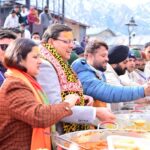 सीएम ने केदारनाथ में श्रद्धालुओं को वितरित किया प्रसाद