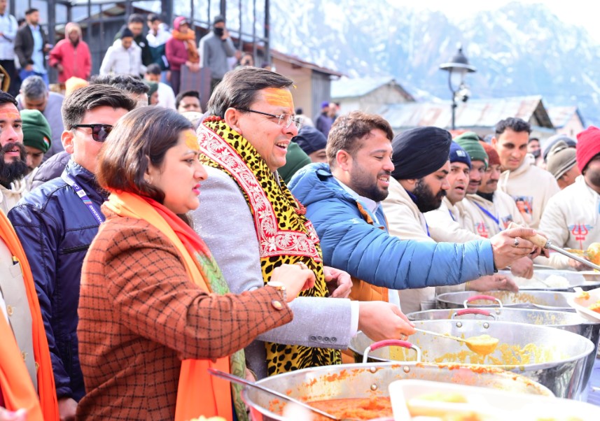 सीएम ने केदारनाथ में श्रद्धालुओं को वितरित किया प्रसाद