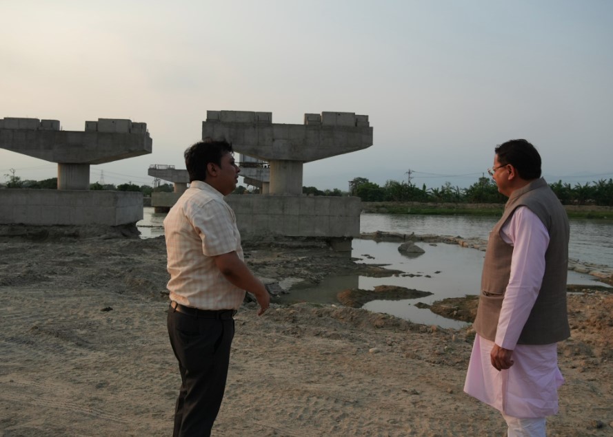 मुख्यमंत्री धामी ने किया भारत-नेपाल सीमा पर निर्माणाधीन मार्ग का निरीक्षण