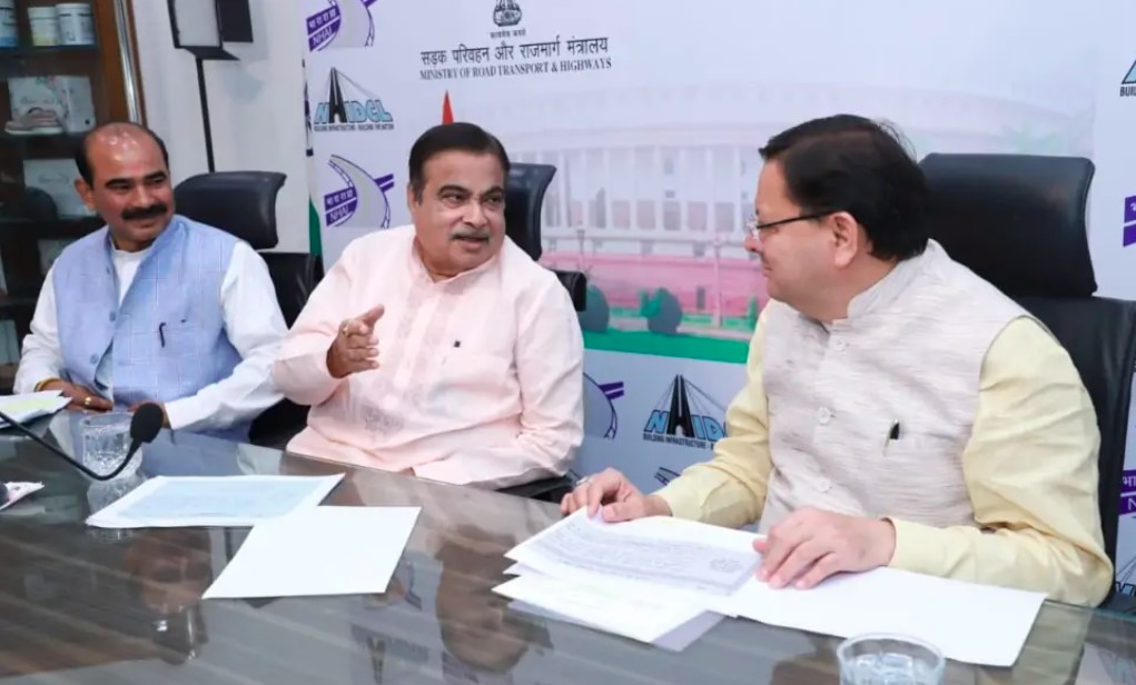 सीएम धामी ने नितिन गडकरी से की मुलाकात, उत्तराखंड की सड़क परियोजनाओं के लिए मांगी शीघ्र स्वीकृति