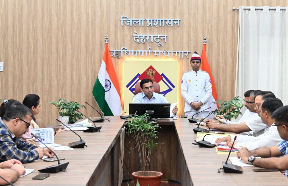 मलिन बस्तियों के पुनर्वास को लेकर जिलाधिकारी ने दिए सख्त निर्देश