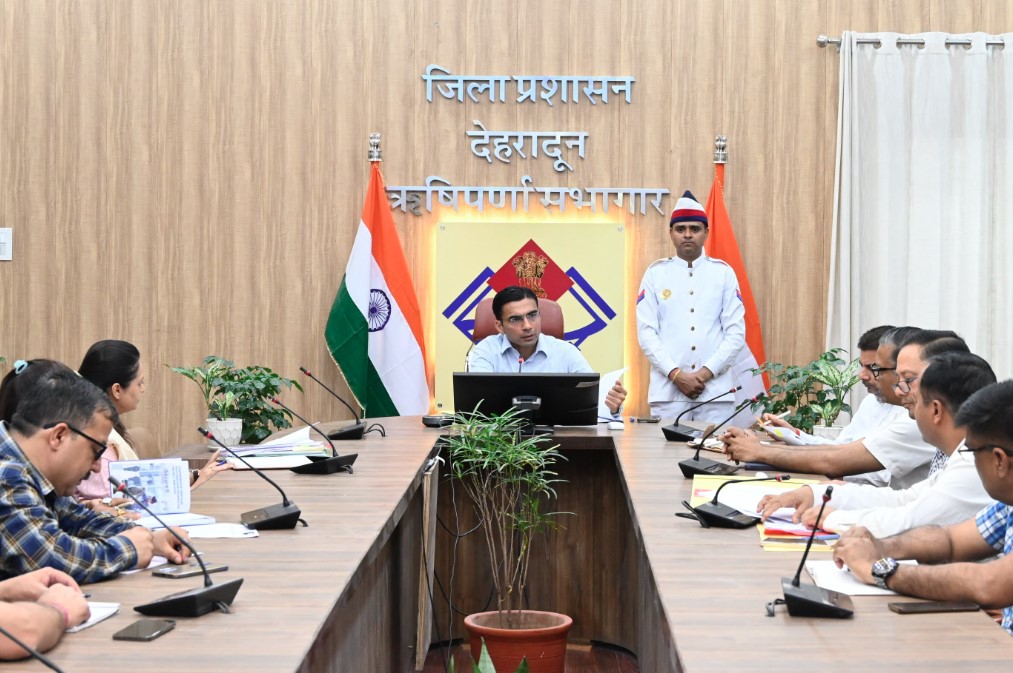 मलिन बस्तियों के पुनर्वास को लेकर जिलाधिकारी ने दिए सख्त निर्देश