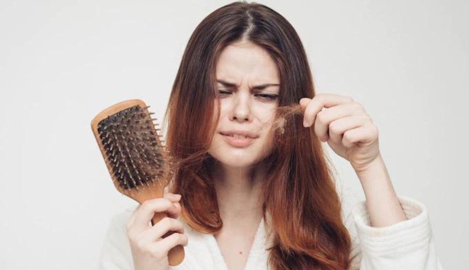 क्या बालों का गिरना थायरॉइड का संकेत है? जानिए कारण और समाधान