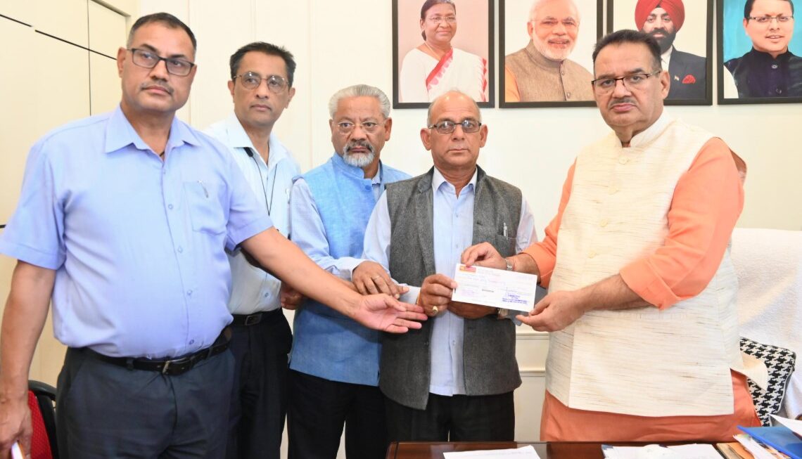 कैबिनेट मंत्री गणेश जोशी ने धनवीर सिंह नेगी के परिवार को ₹1.50 लाख की सहायता राशि का चेक सौंपा