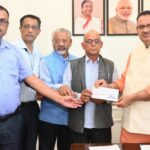 कैबिनेट मंत्री गणेश जोशी ने धनवीर सिंह नेगी के परिवार को ₹1.50 लाख की सहायता राशि का चेक सौंपा